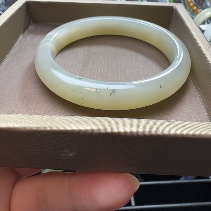 和田玉未镶嵌手镯