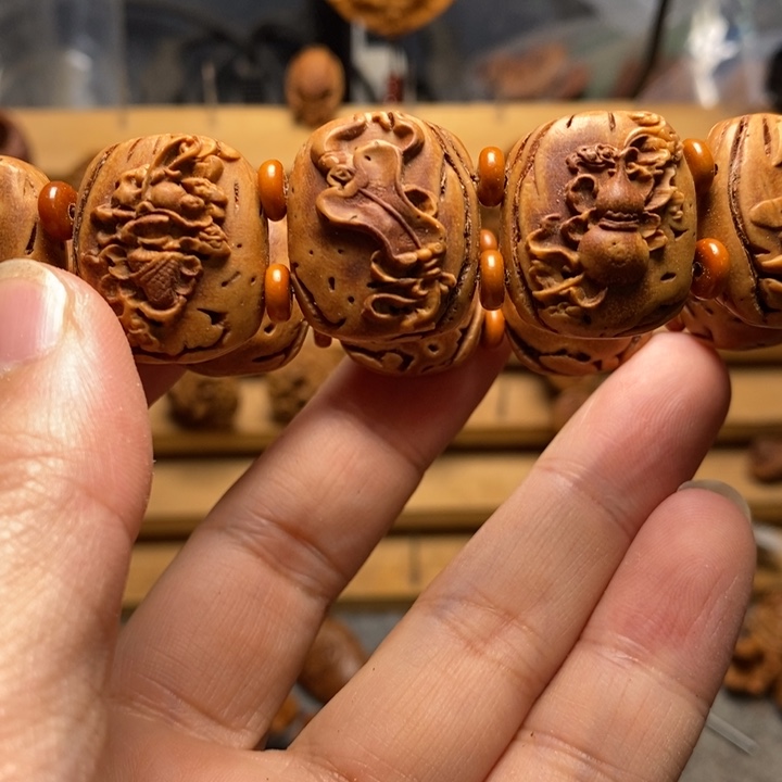 桃核雕刻暗八仙手牌
