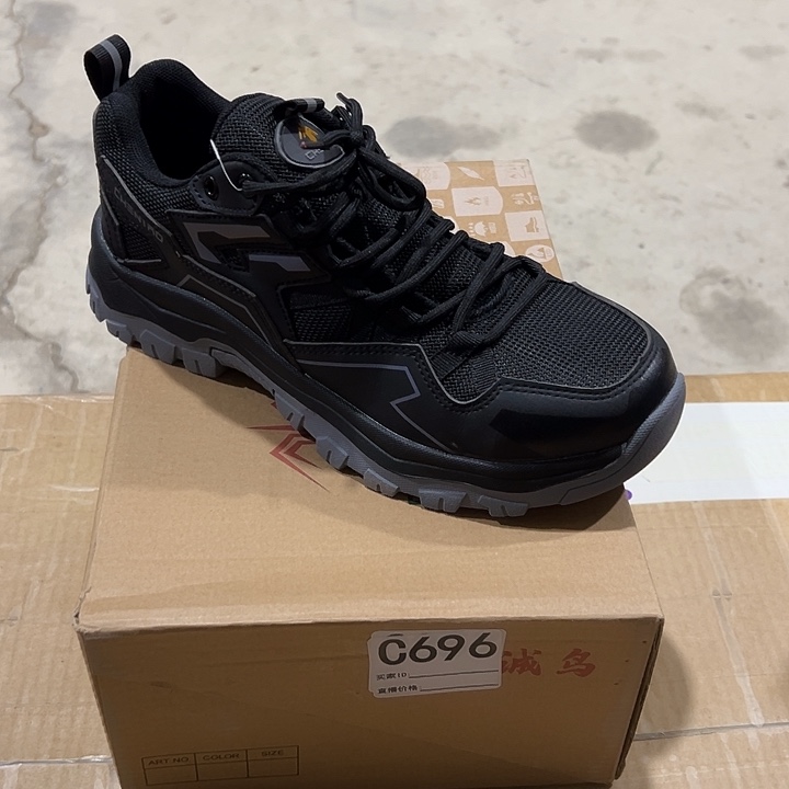 编码696号。42码防砸防刺劳保鞋。