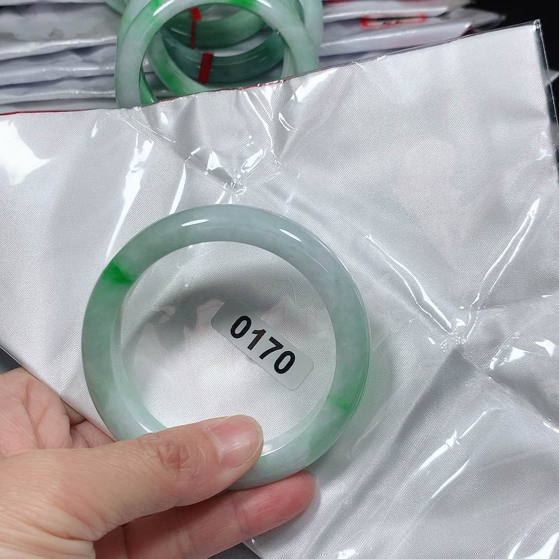 翡翠手镯未镶嵌天然缅甸A货翡翠手镯