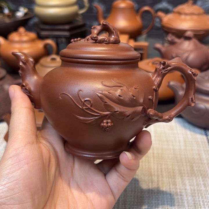 茶壶紫砂容量220毫升，紫泥，松鼠