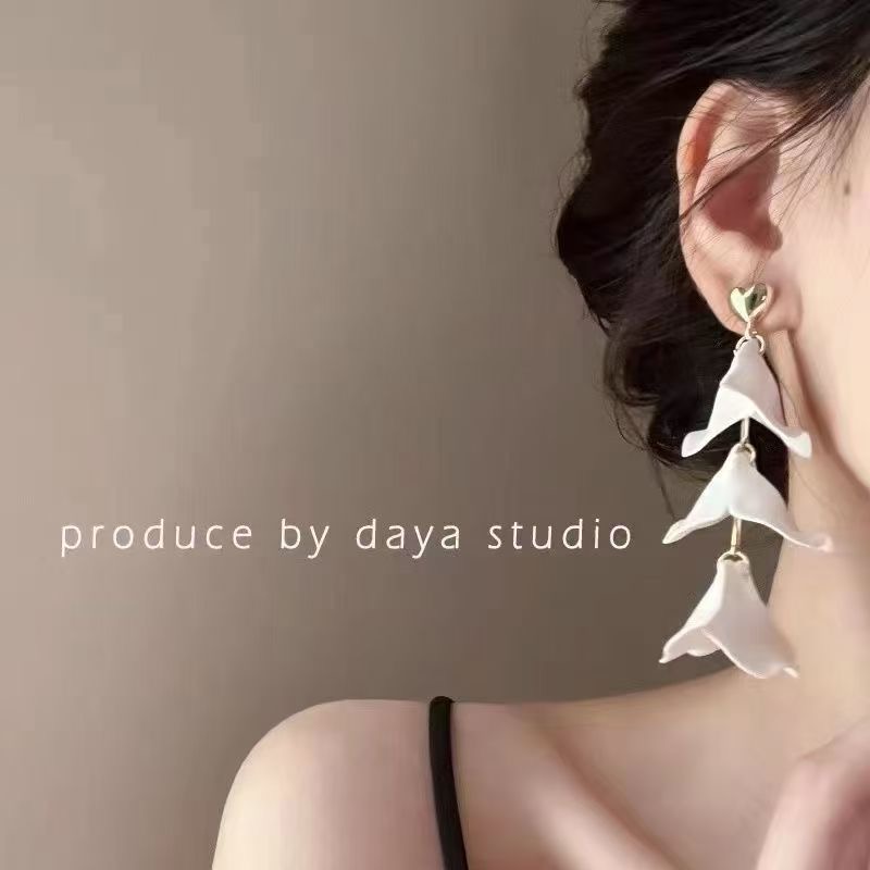 合金耳饰 法式小众设计感长款流苏复古耳环白色花瓣耳饰耳坠新款