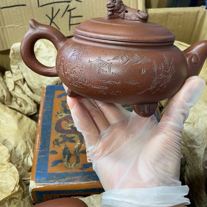 茶壶紫砂矿泥料，纯手工制作的一把紫砂壶。