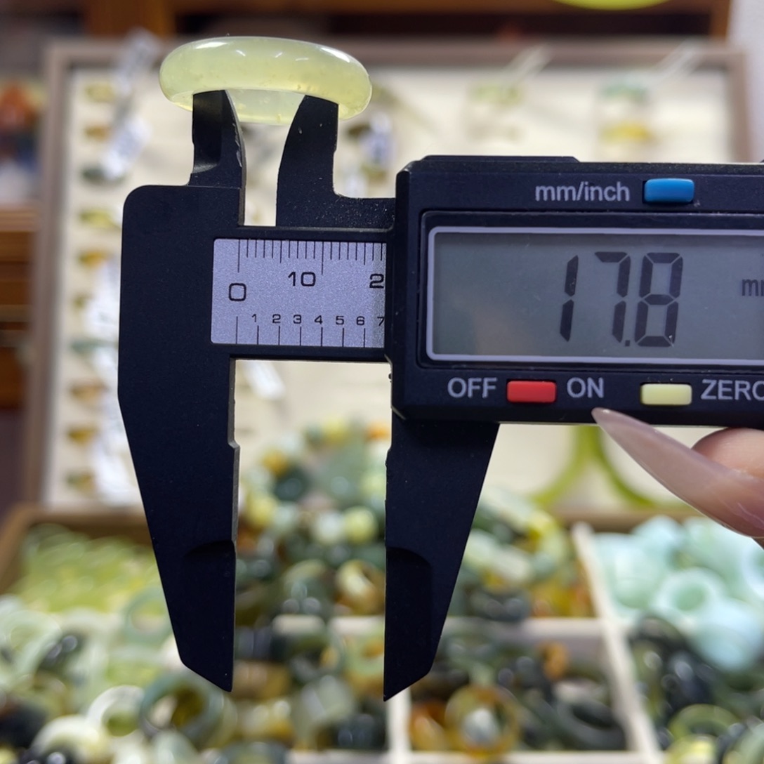 蛇纹石玉未镶嵌手镯99