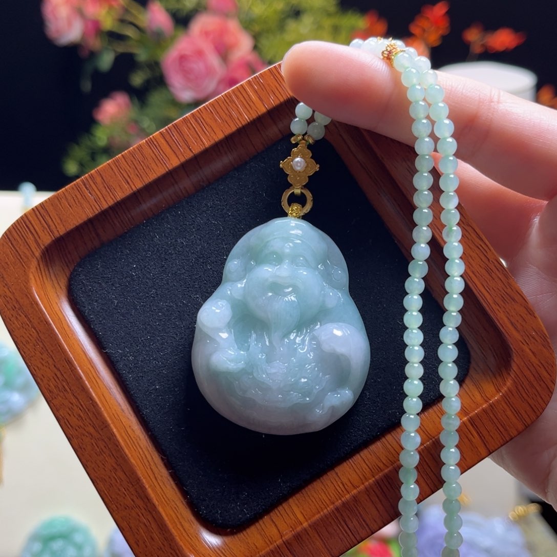 翡翠颈饰未镶嵌财神