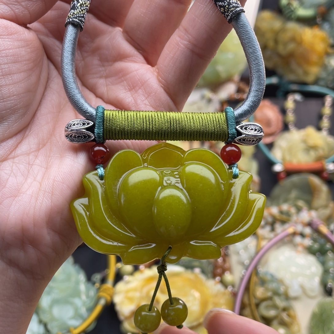 蛇纹石玉颈饰未镶嵌