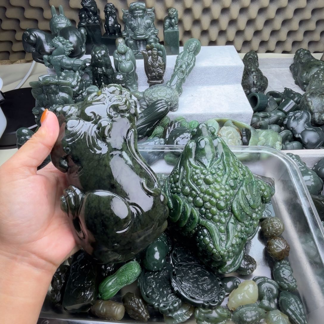 卍***生和田玉（糖玉）未镶嵌颈饰