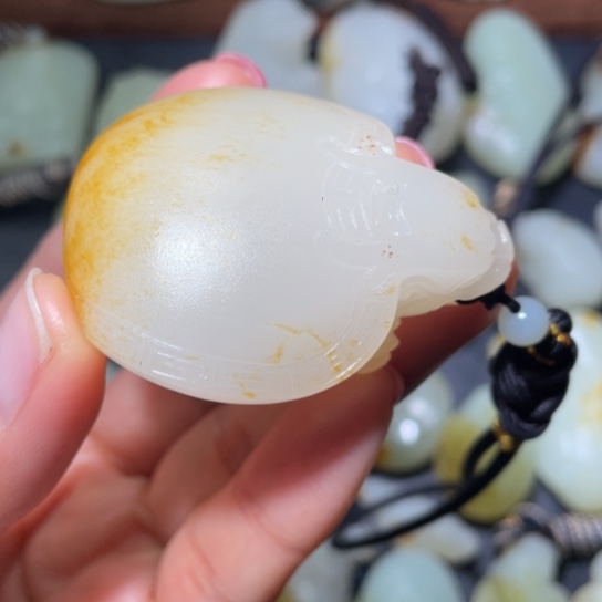 和田玉挂件未镶嵌?**事