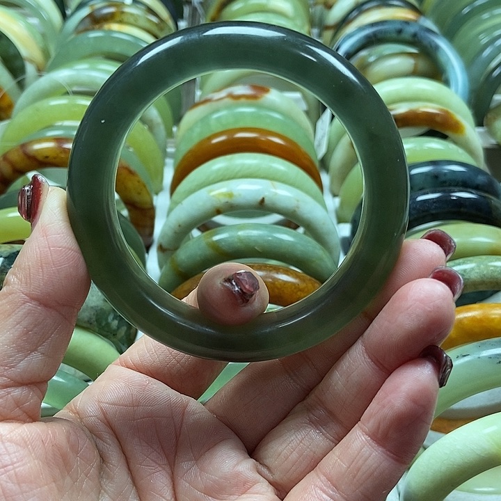蛇纹石玉手镯未镶嵌