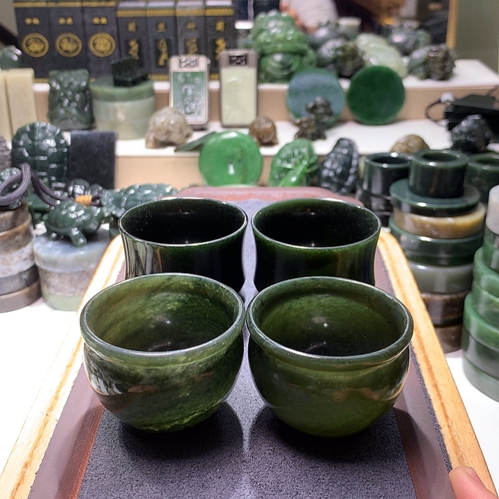 牧***民和田玉未镶嵌珠宝半成品