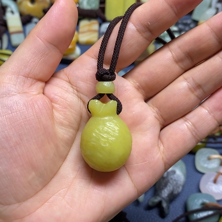 蛇纹石玉未镶嵌颈饰