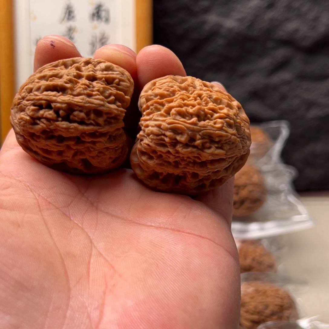 鲤****文玩核桃把件南疆40.5微色差