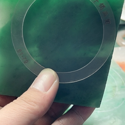 定制石英质玉飞****）非洲翠手镯定制