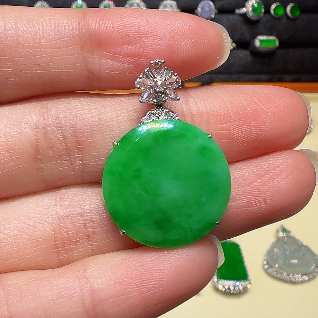 翡翠颈饰18K金镶嵌吊坠