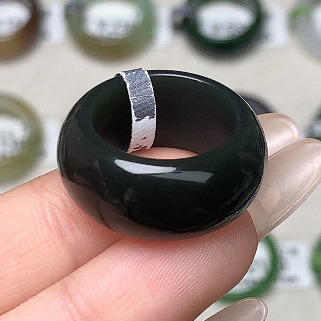 未镶嵌戒指和田玉