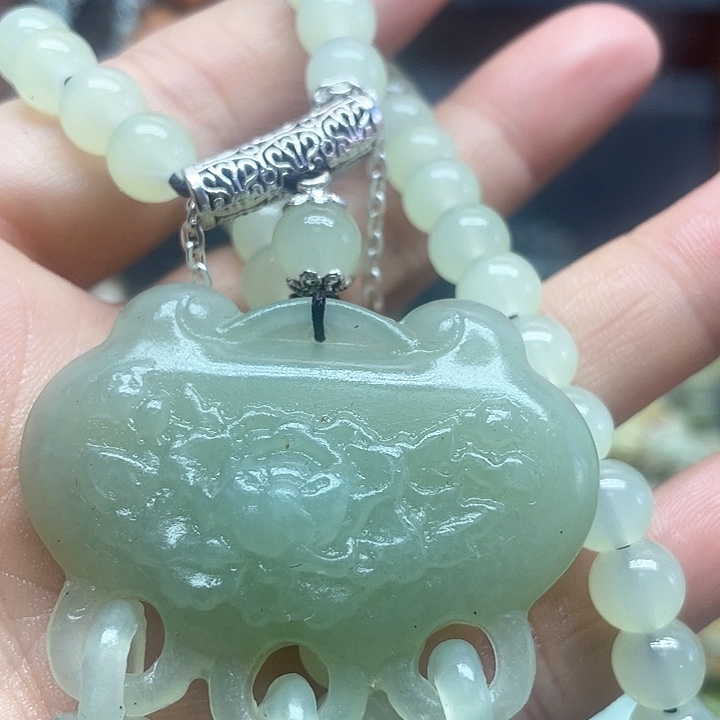 未镶嵌蛇纹石玉颈饰