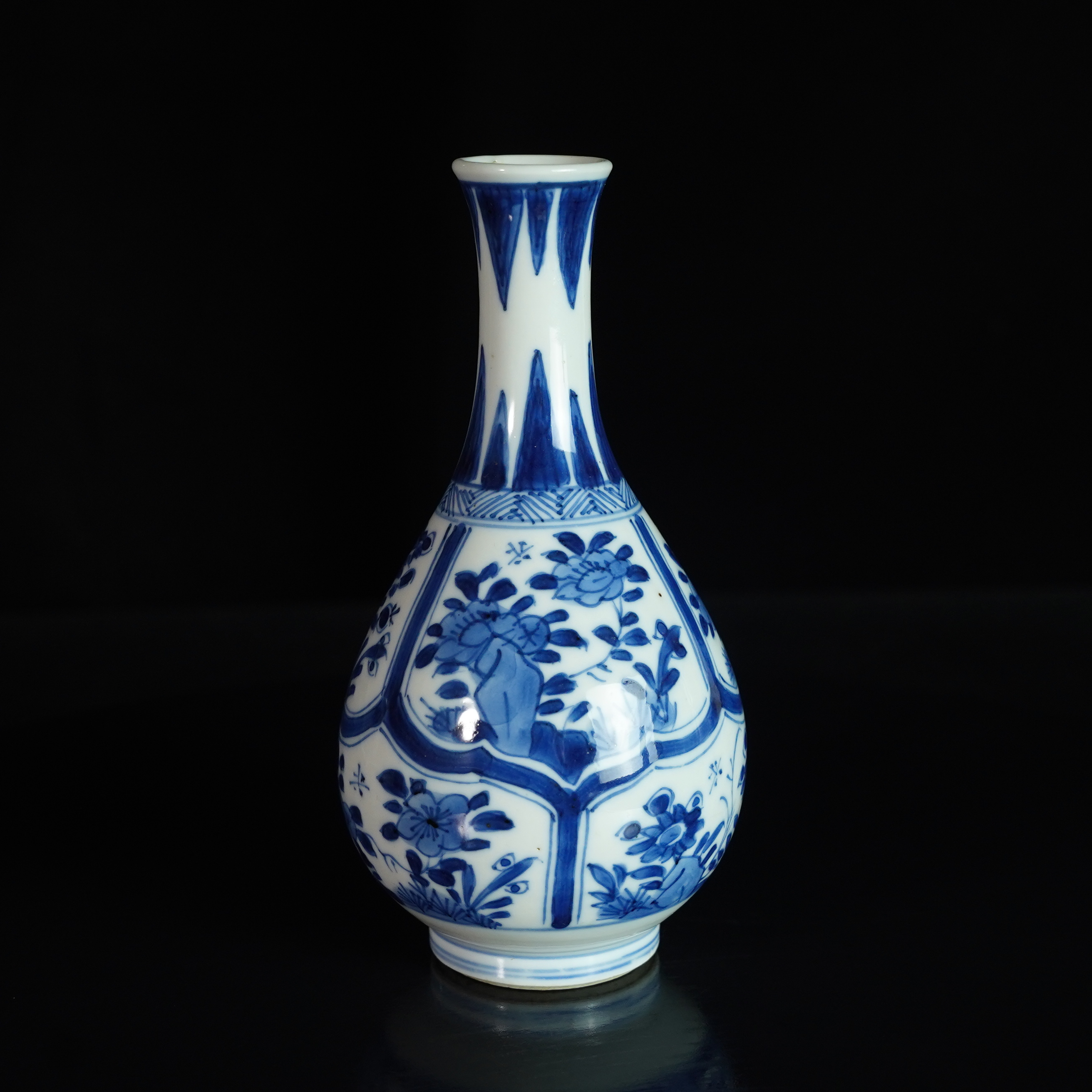 LZHZ250215001【十竹斋】清康熙洞石花卉玉壶春瓶