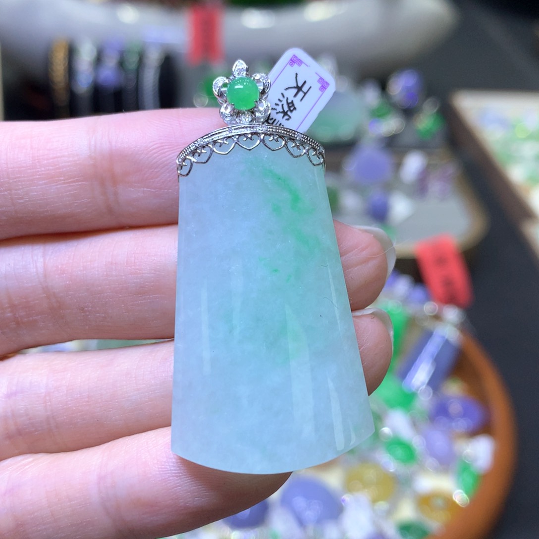 【闪购商品】翡翠颈饰18K金镶嵌翡翠吊坠项链