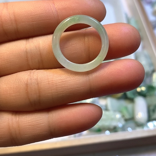 鱼***儿翡翠未镶嵌颈饰戒指