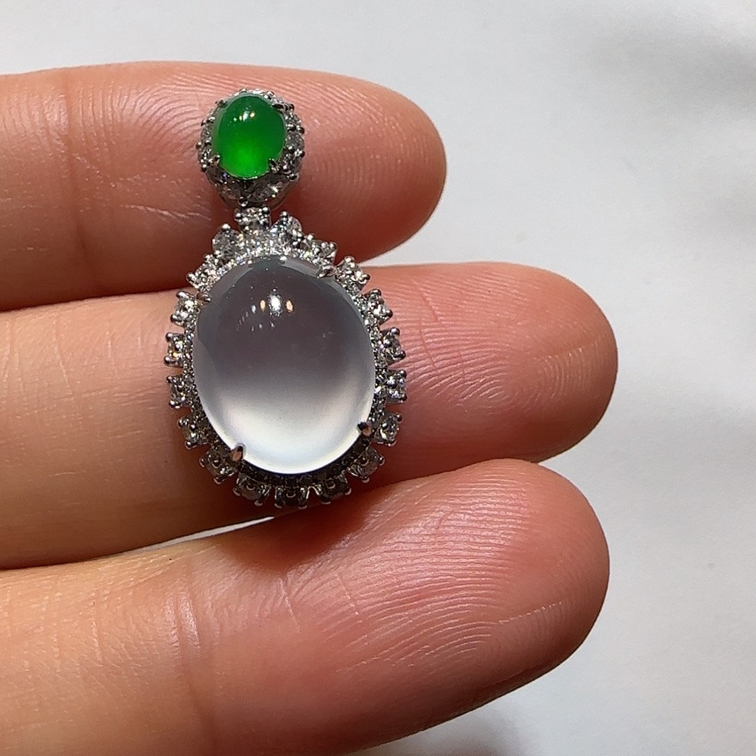 翡翠18K金镶嵌颈饰蛋面吊坠