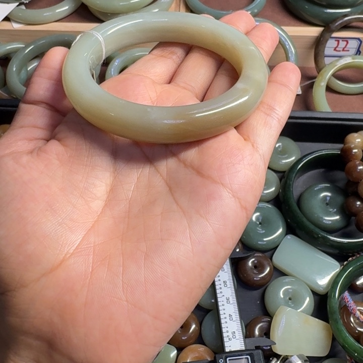 南***月和田玉（糖玉）手镯未镶嵌