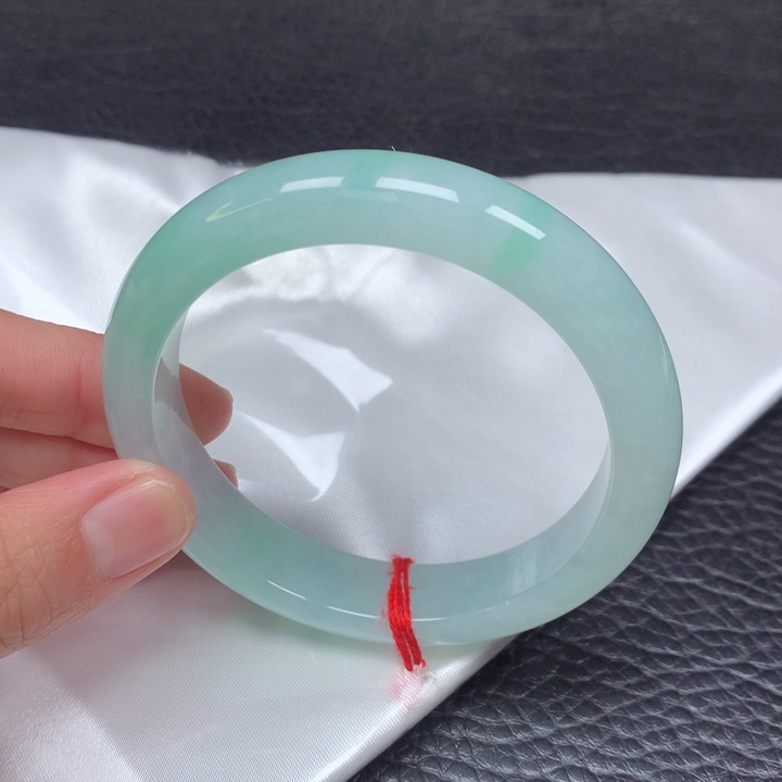 翡翠手镯未镶嵌。