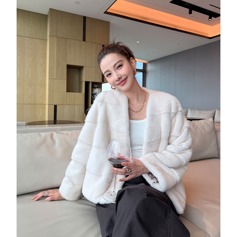 2025新款进口天鹅绒整貂短款貂皮大衣V领年轻水貂毛皮草外套女冬