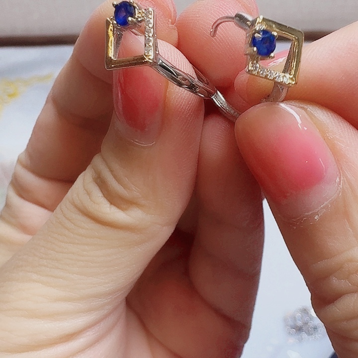 925银合成碳硅石耳钉