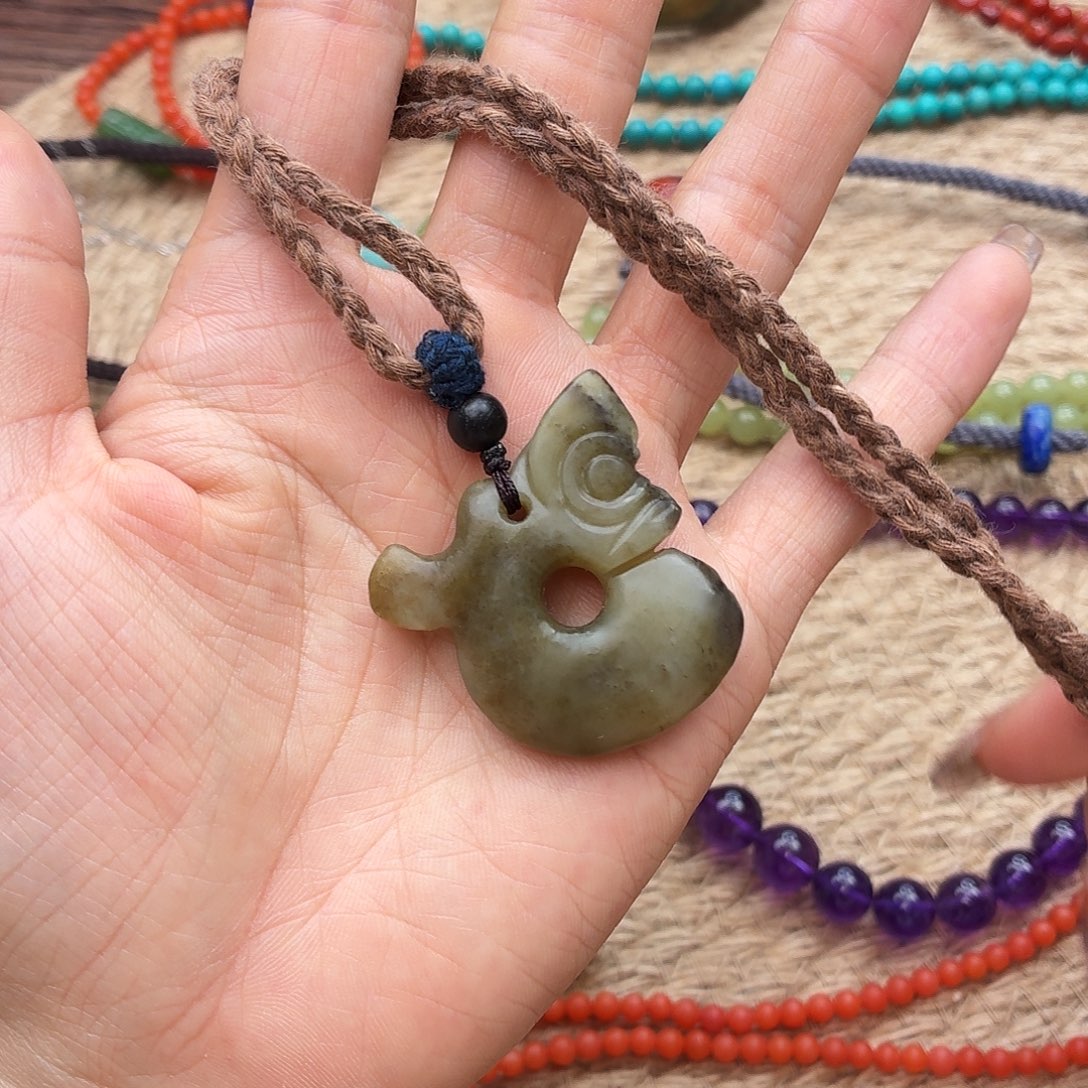 2***c和田玉未镶嵌颈饰