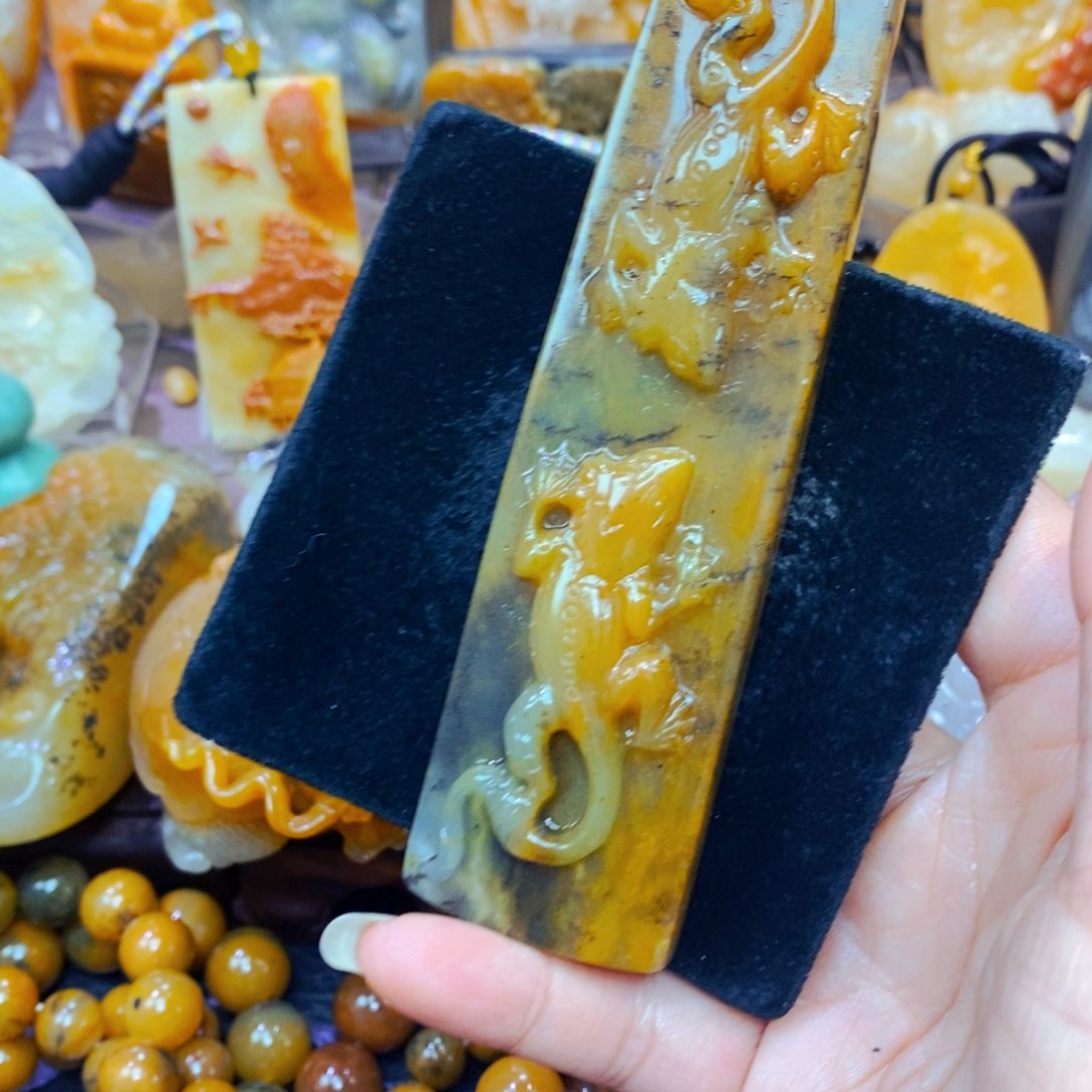 未镶嵌石英质玉（黄龙玉）颈饰