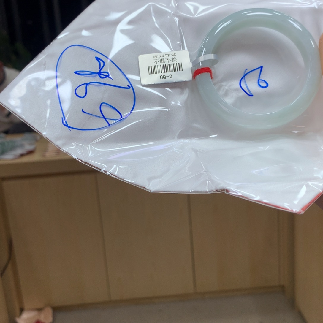 翡翠手镯未镶嵌不退不换
