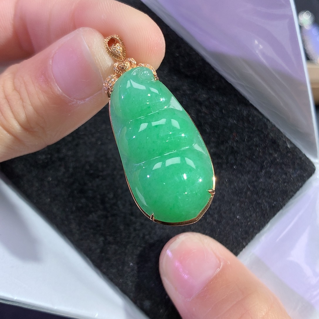 翡翠吊坠(赠链)18K金镶嵌