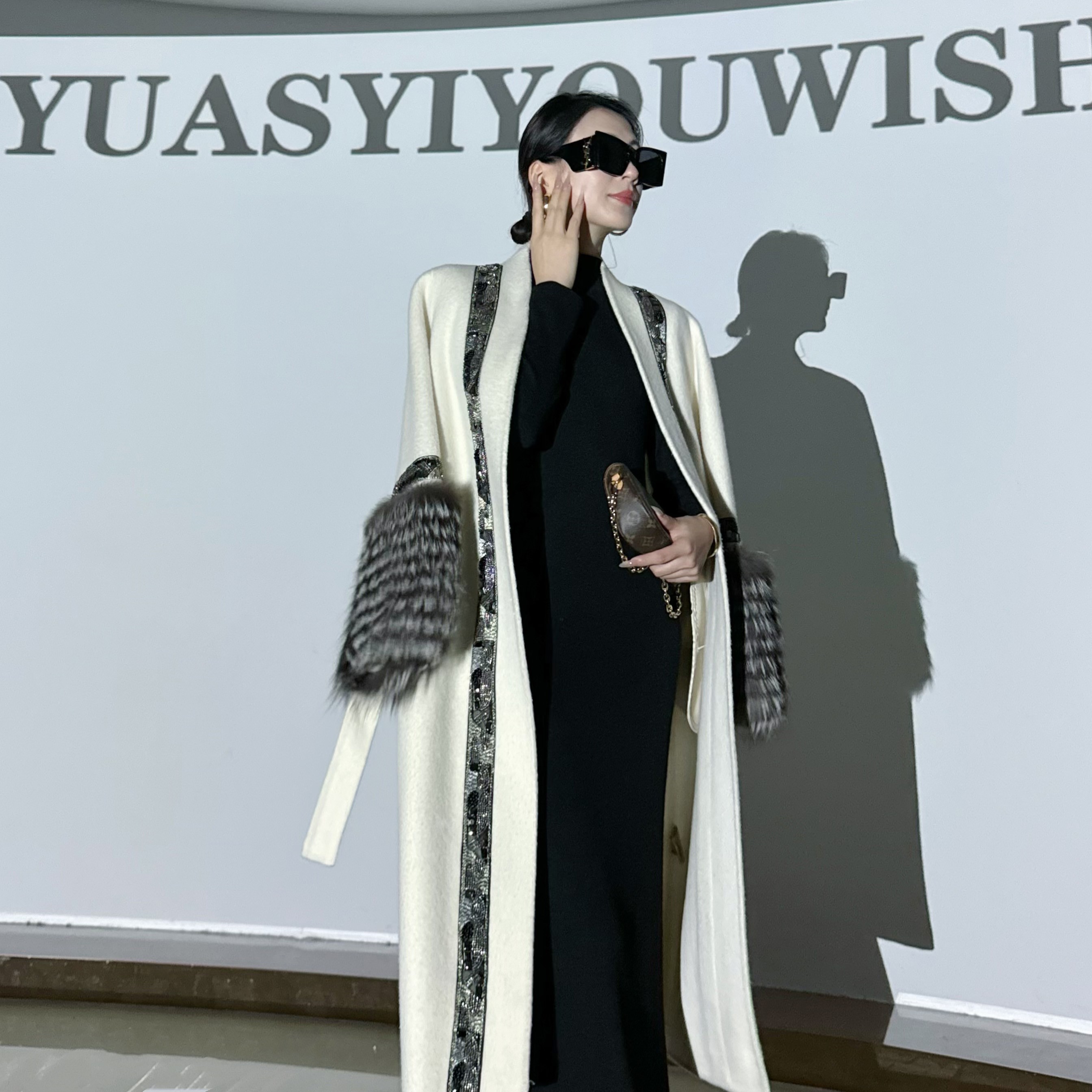 YUASYIYOUWISH|“贵妇肖像”进口法式刺绣银狐新款大衣