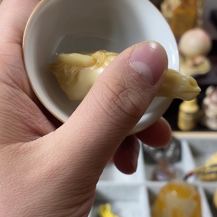 劉***庸瓷片精品雕刻工艺品