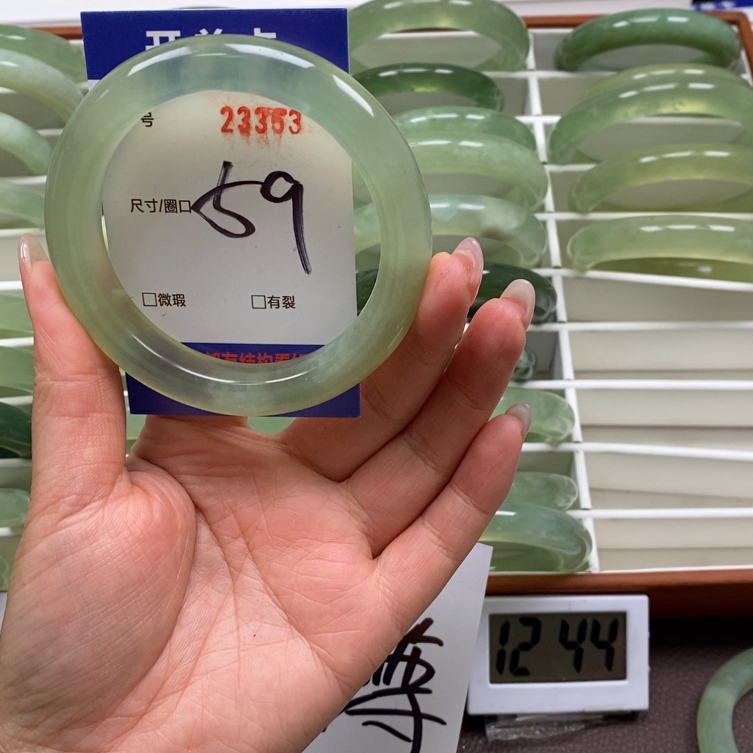 岫玉手镯未镶嵌我