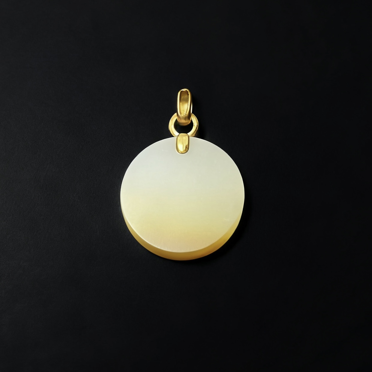 【碧玉尖商董三】和田玉糖玉一口糖无事牌吊坠18K金镶嵌扣头（90630）