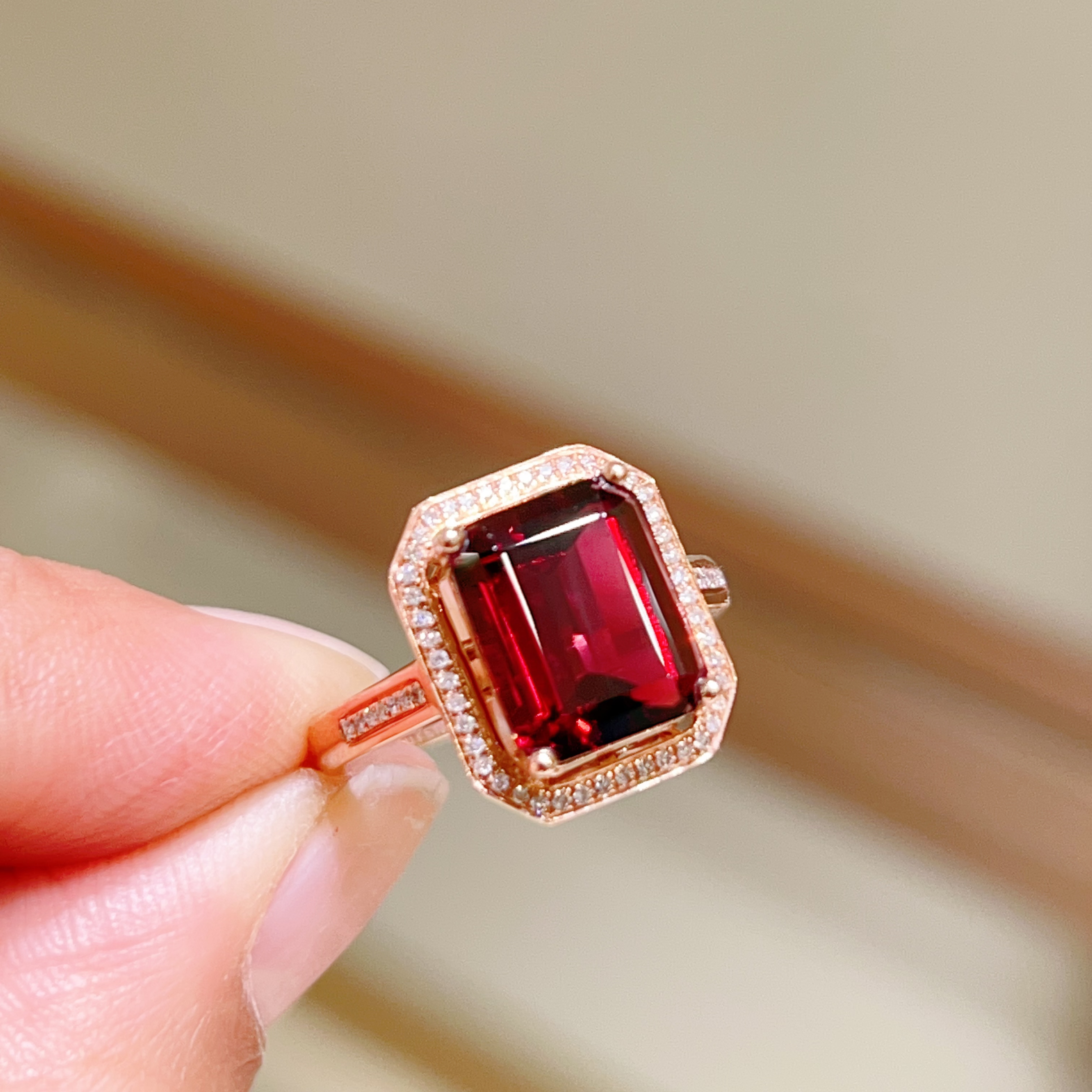 4.45ct 18k金镶嵌石榴石戒指 2800