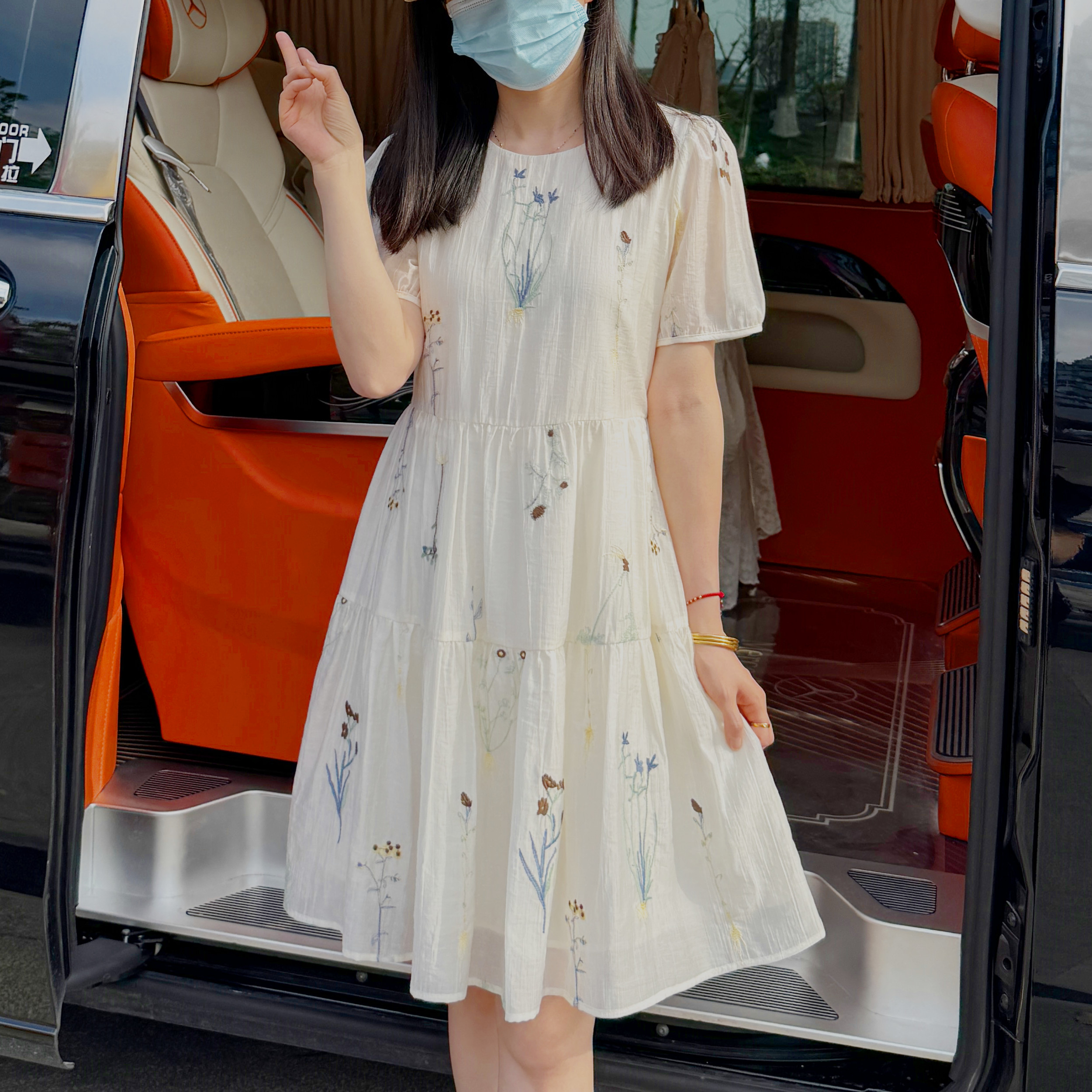 连衣裙气质碎花法式温柔夏季小众显瘦绣花显瘦裙子设计感时尚