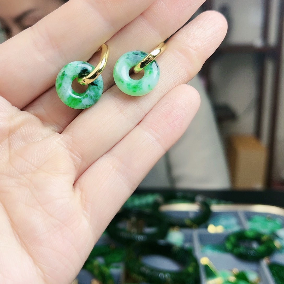 翡翠颈饰未镶嵌耳饰