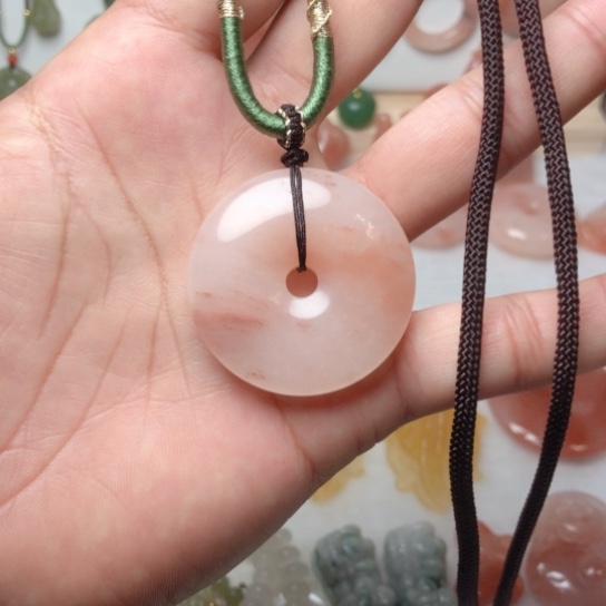 石英质玉颈饰未镶嵌桃花酿平安扣