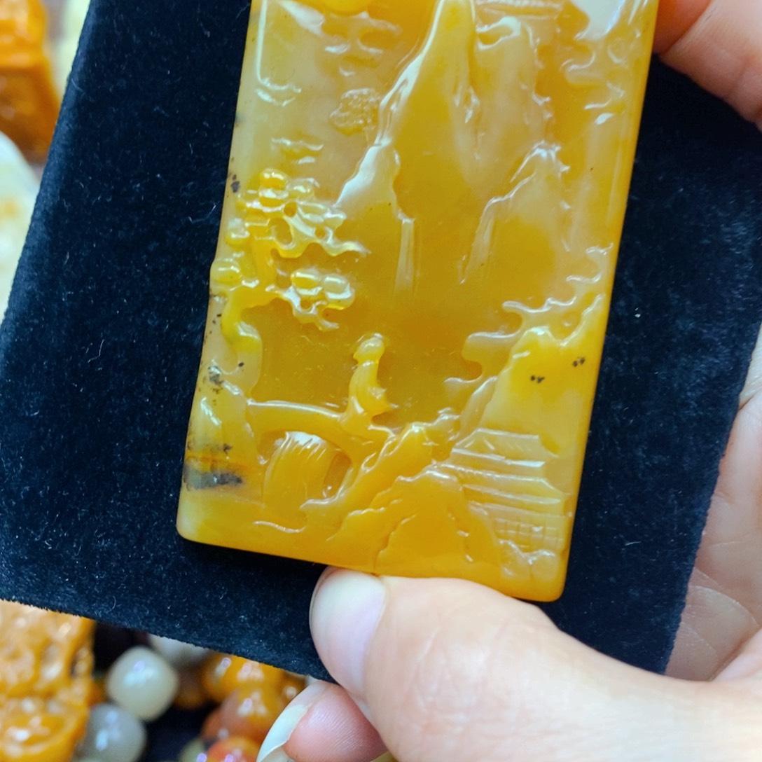 未镶嵌石英质玉（黄龙玉）颈饰