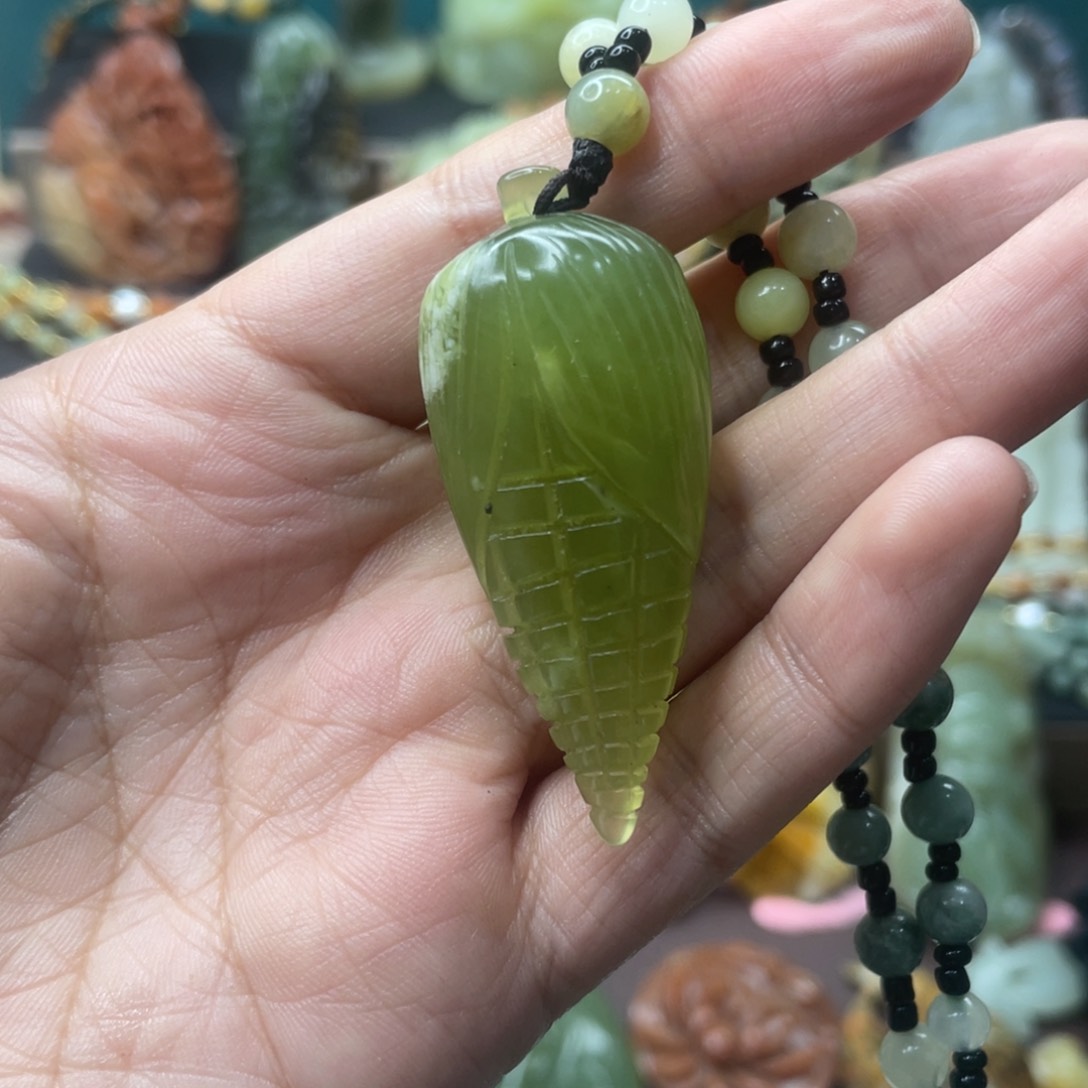 蛇纹石玉未镶嵌颈饰