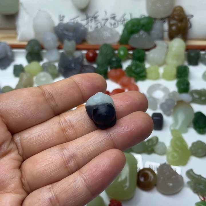 1***8和田玉未镶嵌颈饰