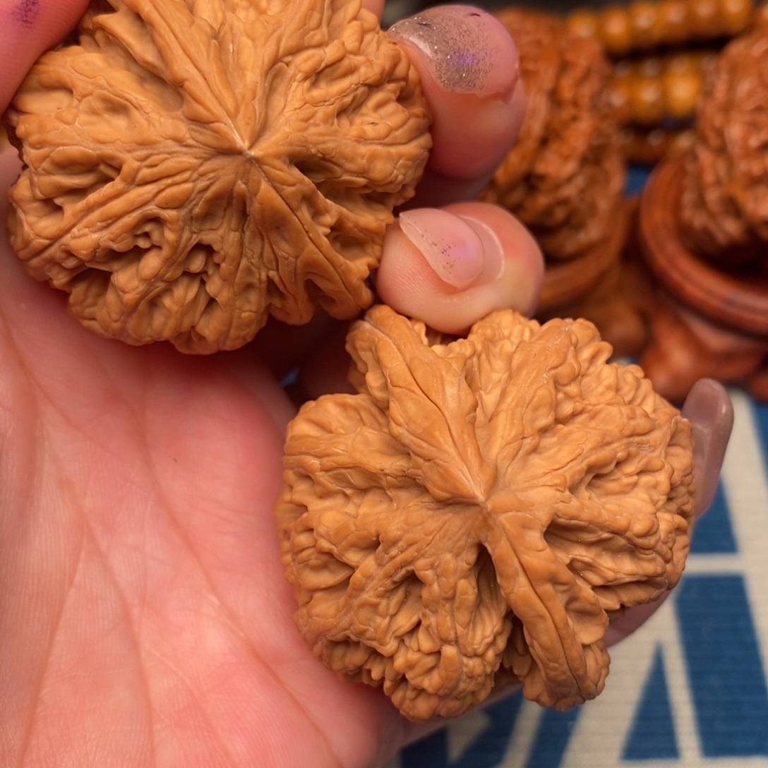 C***）文玩核桃吊坠粗筋