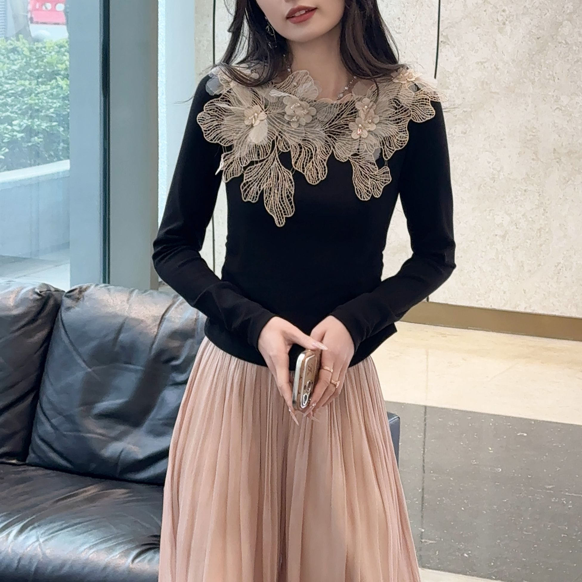 早春新款法式立体花朵蕾丝长袖T恤女网纱黑色修身打底上衣