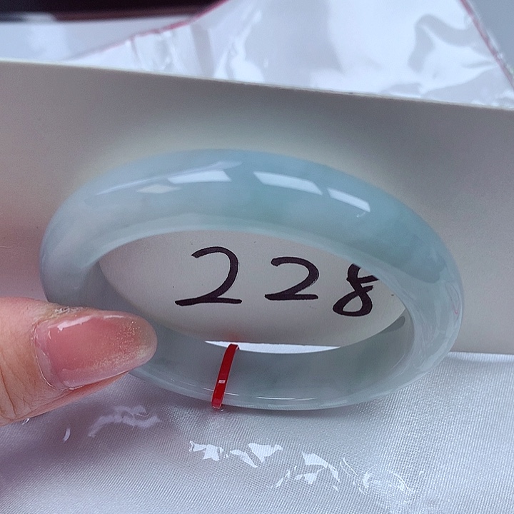 翡翠手镯未镶嵌翡翠