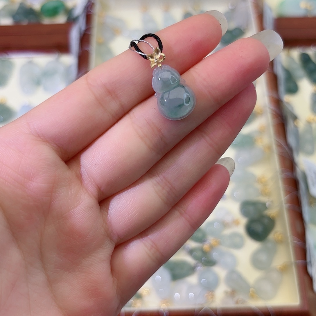 翡翠18K金镶嵌颈饰葫芦