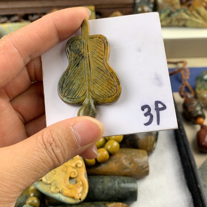 岫岩河磨玉（透闪石质玉）挂件有瑕未镶嵌