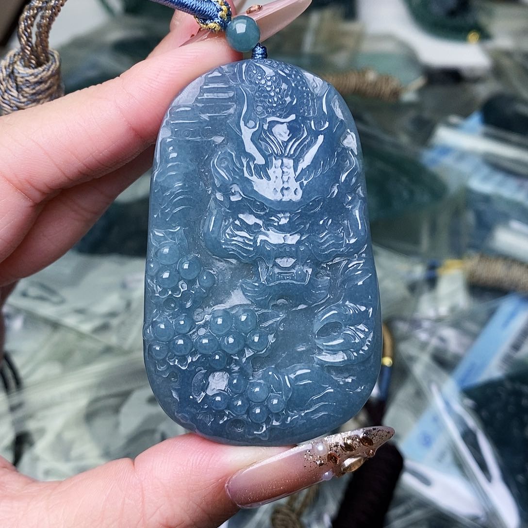 颈饰未镶嵌翡翠      