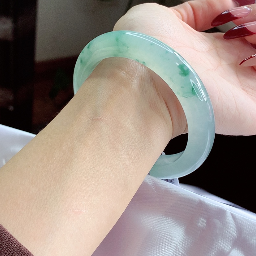 【闪购商品】翡翠手镯未镶嵌56.3 起光中万飘花强推！灵